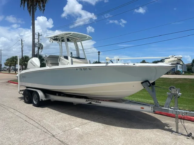 Slide: The Image of Boston Whaler 250 DAUNTLESS 2021 - 1