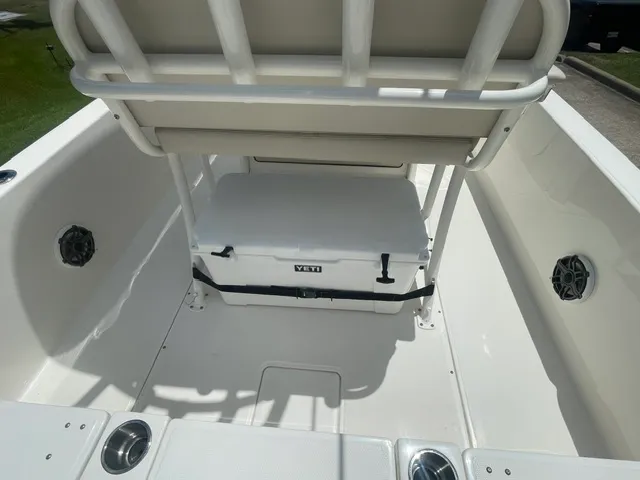 Slide: The Image of Boston Whaler 250 DAUNTLESS 2021 - 13