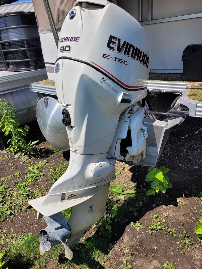 Slide: The Image of 2008 Manitou 20 Oasis with Evinrude 90 E-TEC outboard motor. - 3