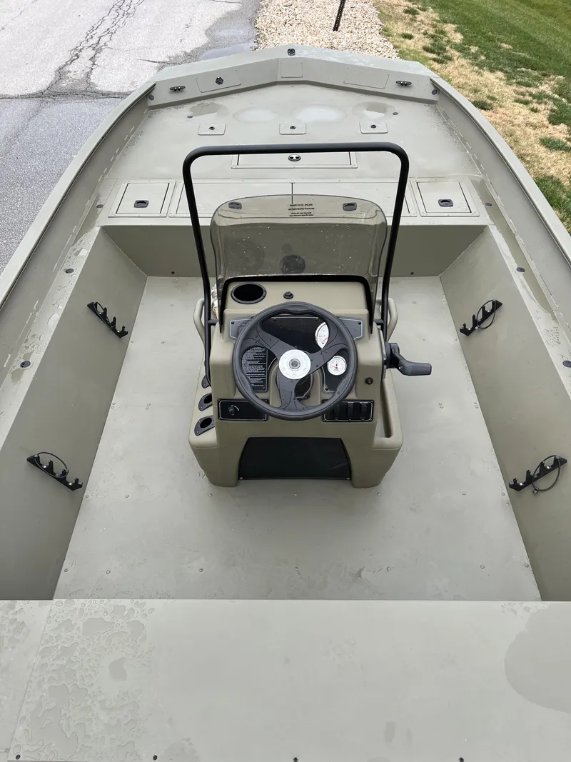Slide: The Image of 2024 Tracker Grizzly 2072 CC center console fishing boat interior. - 9