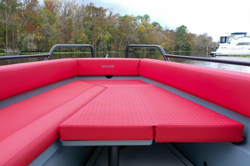 Slide: The Image of Das Bild zeigt das rote Polsterdeck eines Axopar Brabus Shadow 500 T-Top von 2022. - 17
