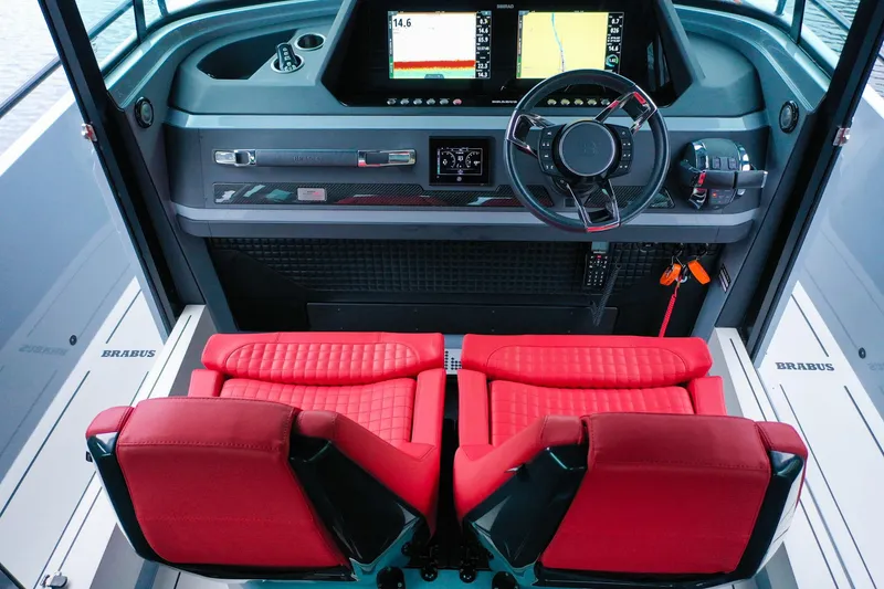 Slide: The Image of Das Bild zeigt das Cockpit eines Axopar Brabus Shadow 500 T-Top von 2022 mit roten Sitzen. - 8