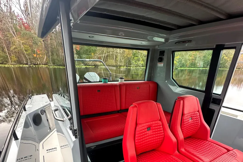 Slide: The Image of Das Bild zeigt das Innere eines Axopar Brabus Shadow 500 T-Top von 2022 mit roten Sitzen. - 15