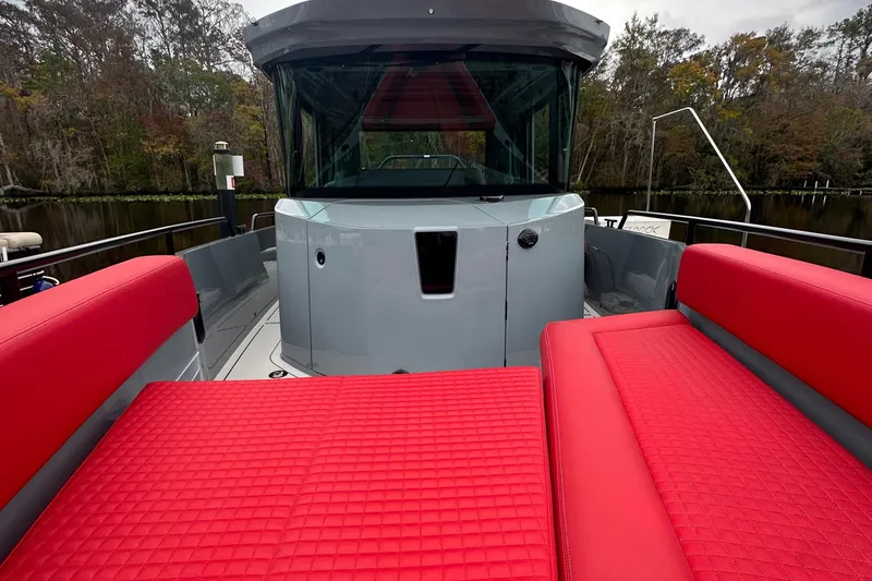 Slide: The Image of Axopar Brabus Shadow 500 T-Top 2022 mit leuchtend roten Sitzen und modernem Design. - 20