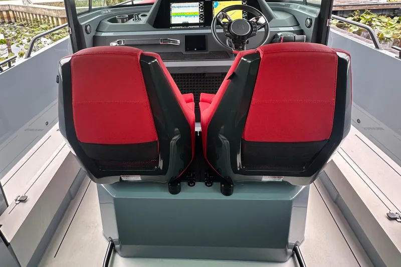 Slide: The Image of Das Bild zeigt den Steuerstand eines Axopar Brabus Shadow 500 T-Top mit roten Sitzen. - 13