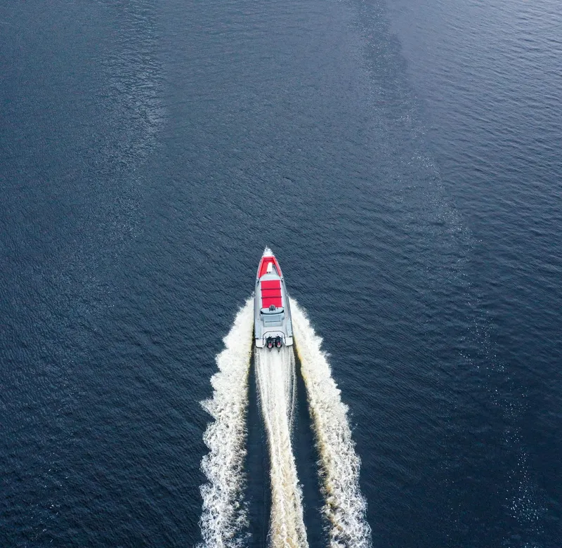 Slide: The Image of Ein Axopar Brabus Shadow 500 T-Top von 2022 fährt schnell über das Wasser und hinterlässt eine Spur. - 7