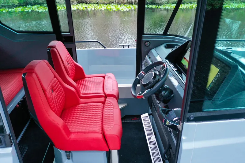 Slide: The Image of Das Bild zeigt das Cockpit eines Axopar Brabus Shadow 500 T-Top von 2022 mit roten Sitzen. - 10