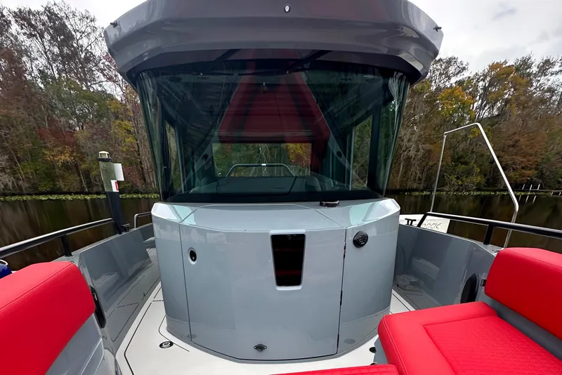 Slide: The Image of Das Boot hat ein modernes Design mit roten Sitzen und einem großen Glasfenster. - 19