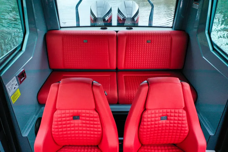 Slide: The Image of Das Bild zeigt das Innere eines Axopar Brabus Shadow 500 T-Top von 2022 mit roten Sitzen. - 14