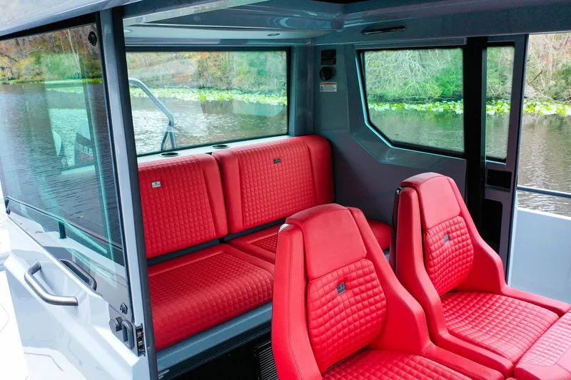 Slide: The Image of Das Bild zeigt das Innere eines Axopar Brabus Shadow 500 T-Top von 2022 mit roten Sitzen. - 9