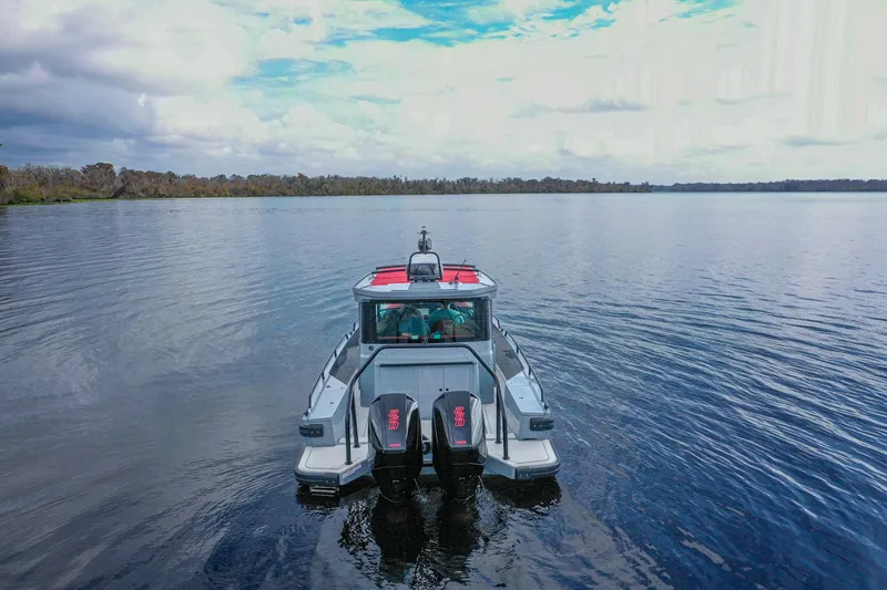 Slide: The Image of Ein Axopar Brabus Shadow 500 T-Top von 2022 fährt auf einem ruhigen See. - 3