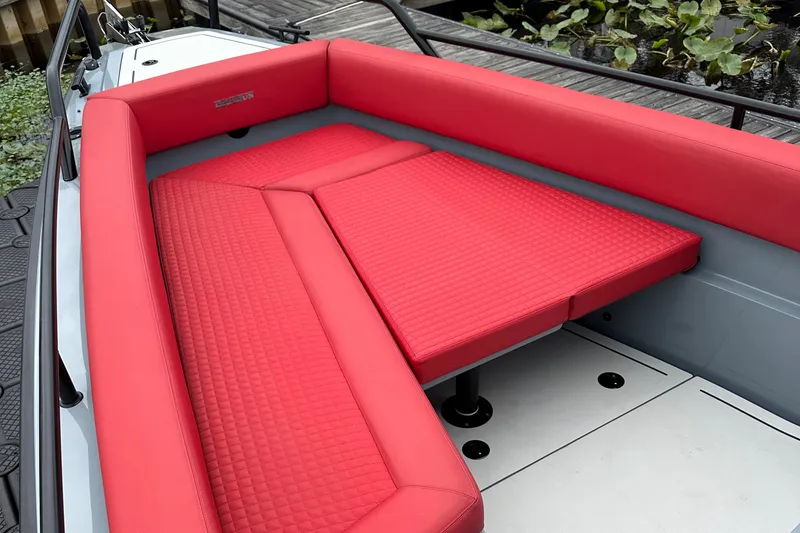 Slide: The Image of Das Bild zeigt das rote Sitzpolster im Bugbereich eines Axopar Brabus Shadow 500 T-Top von 2022. - 18