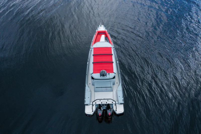 Slide: The Image of Luftaufnahme eines Axopar Brabus Shadow 500 T-Top von 2022 mit roten Sitzen auf ruhigem Wasser. - 6