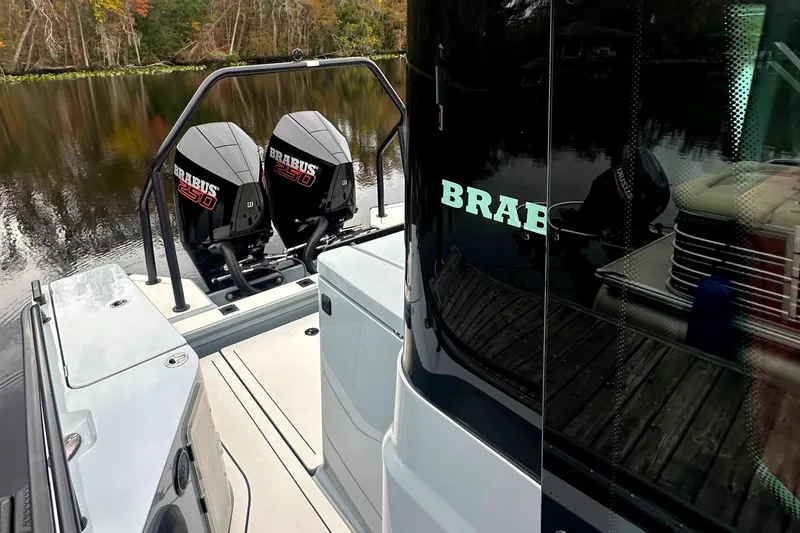 Slide: The Image of Das Bild zeigt ein Axopar Brabus Shadow 500 T-Top Boot von 2022 mit zwei Motoren. - 22