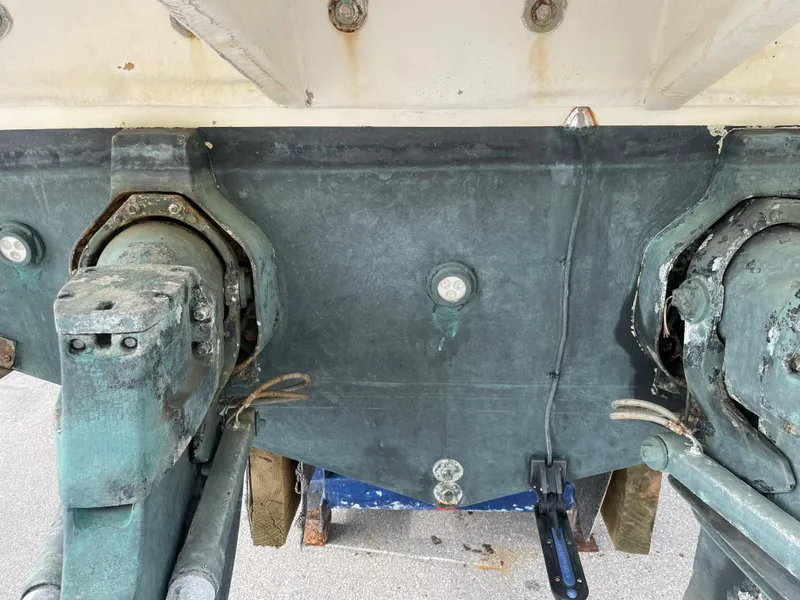 Slide: The Image of Close-up of 2006 Sea Ray 290 Amberjack boat's stern and propeller mounts. - 18