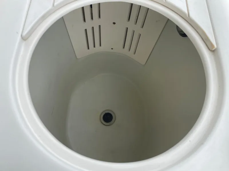 Slide: The Image of 2006 Sea Ray 290 Amberjack livewell interior with drain. - 39