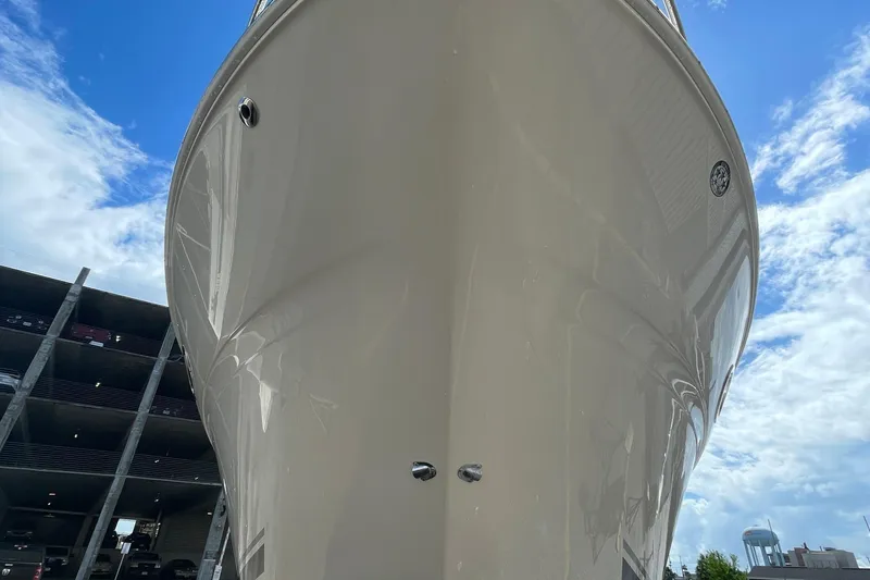 Slide: The Image of 2006 Sea Ray 290 Amberjack boat hull against blue sky background. - 57