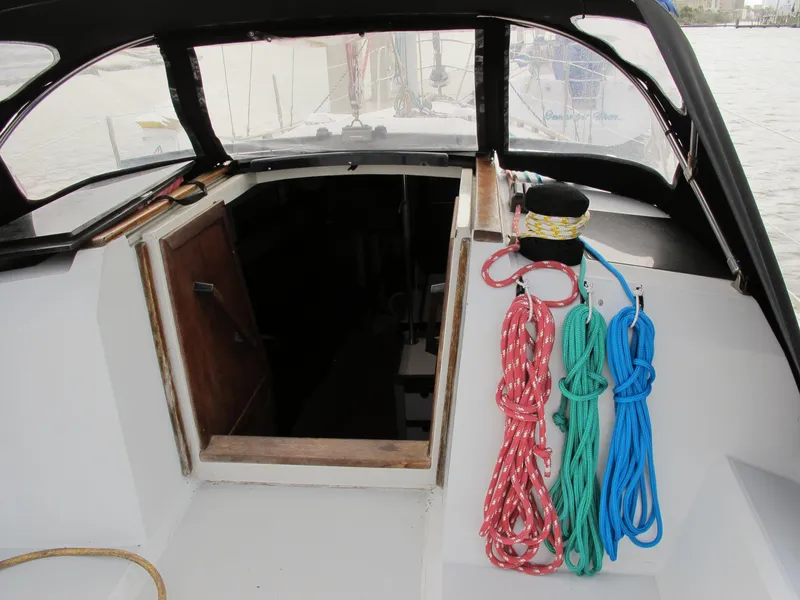 Slide: The Image of 1987 O'Day 322 sailboat cockpit with ropes and cabin entrance. - 21