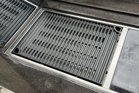 Slide: The Image of Built-in Kenyon grill on 2016 Sea Ray 510 Fly yacht. - 35