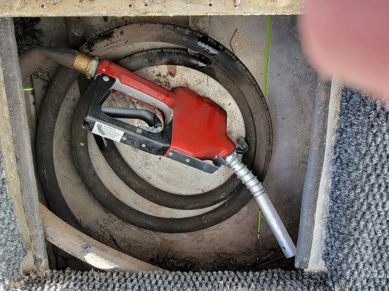 Slide: The Image of Fuel hose and nozzle on a 2008 Sumerset Houseboat. - 30