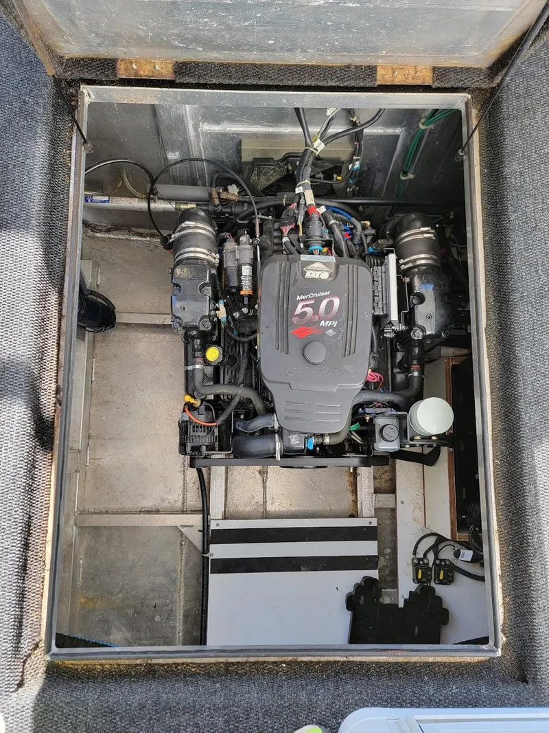 Slide: The Image of Engine compartment of a 2008 Sumerset Houseboat with a 5.0 MPI MerCruiser engine. - 34