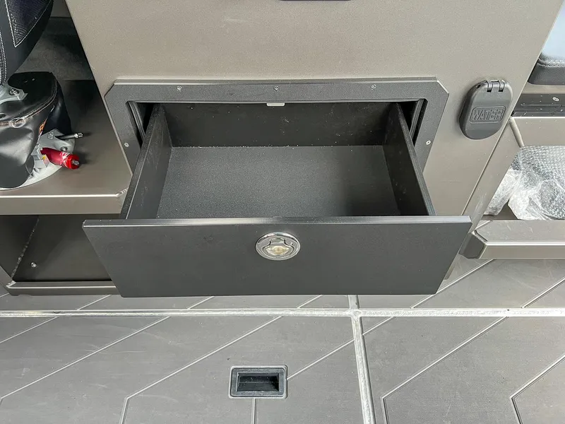 Slide: The Image of Stabi-Craft 2500 Ultracab XL 2026 - 16