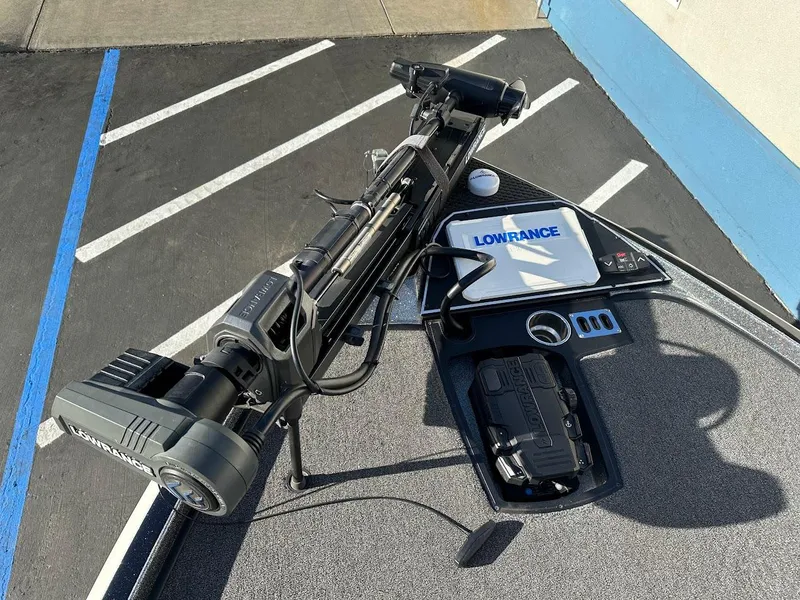 Slide: The Image of 2024 Ranger Z520R boat with Lowrance equipment on deck. - 21