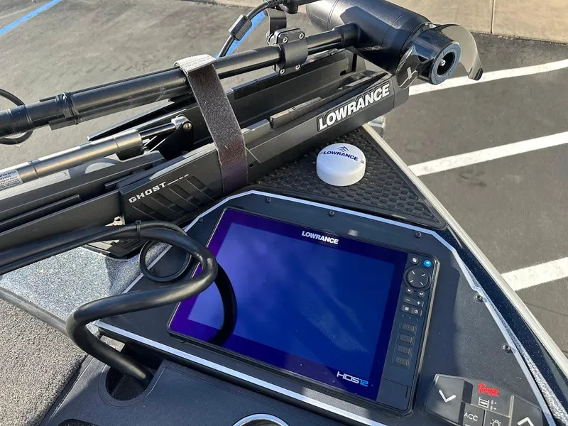 Slide: The Image of 2024 Ranger Z520R boat with Lowrance Ghost trolling motor and HDS display. - 23