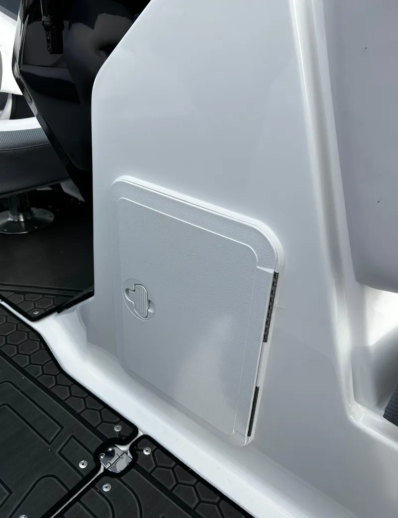 Slide: The Image of Scarab 215 Wake LE 2024 - 53