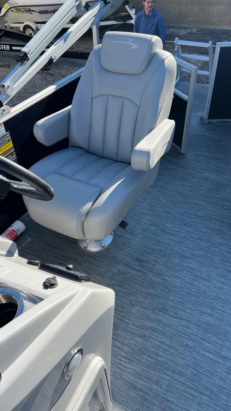 Slide: The Image of Captain's chair on a 2021 Bennington S20 pontoon boat, featuring a comfortable, cushioned seat. - 6
