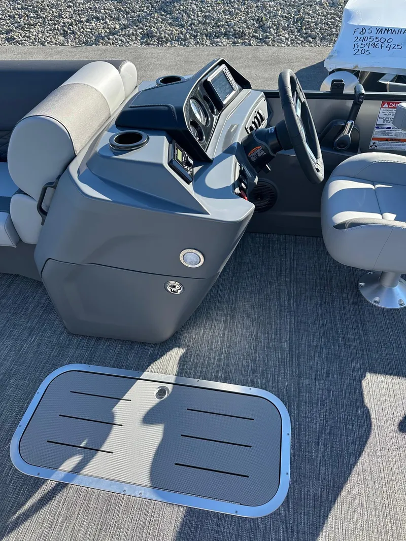 Slide: The Image of 2025 Bennington 20 SSB Tritoon helm with Yamaha VF-150 VMax SHO, featuring modern controls. - 21