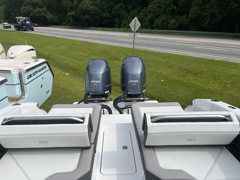 Slide: The Image of Cobalt R8 Outboard 2024 - 8