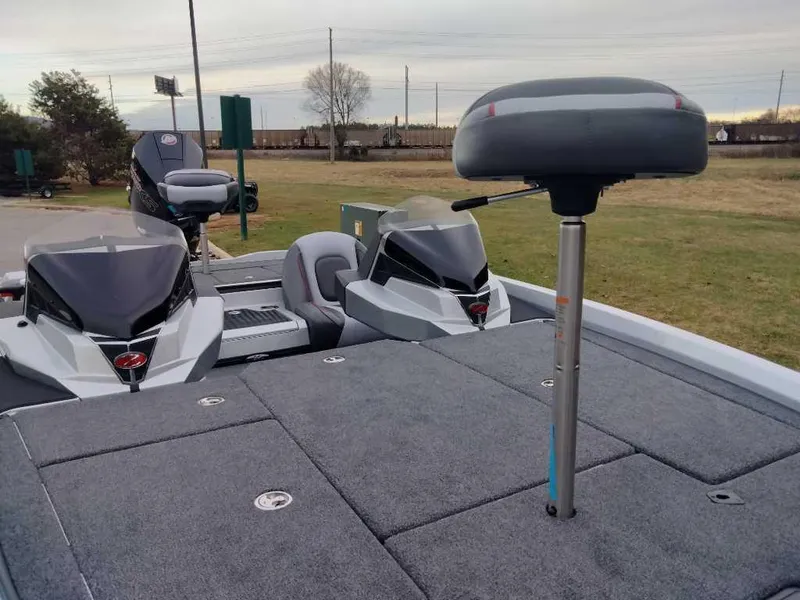 Slide: The Image of 2024 Ranger Z518 Ranger Cup Equipped boat with dual seats and motor. - 4