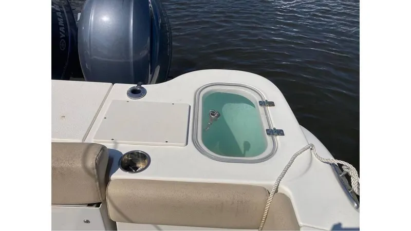 Slide: The Image of 2018 NauticStar 2800 XS boat stern with livewell and Yamaha outboard engines. - 9