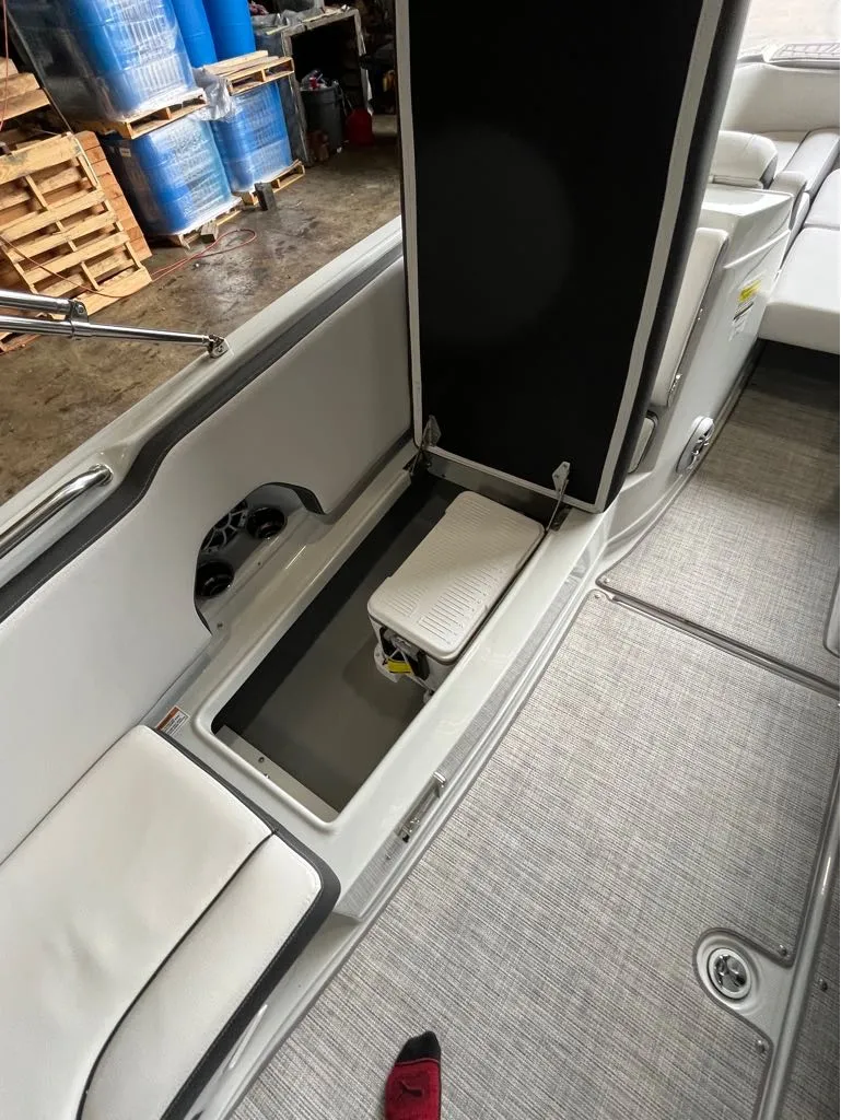 Slide: The Image of Crownline Boats E 230 XS 2024 - 4