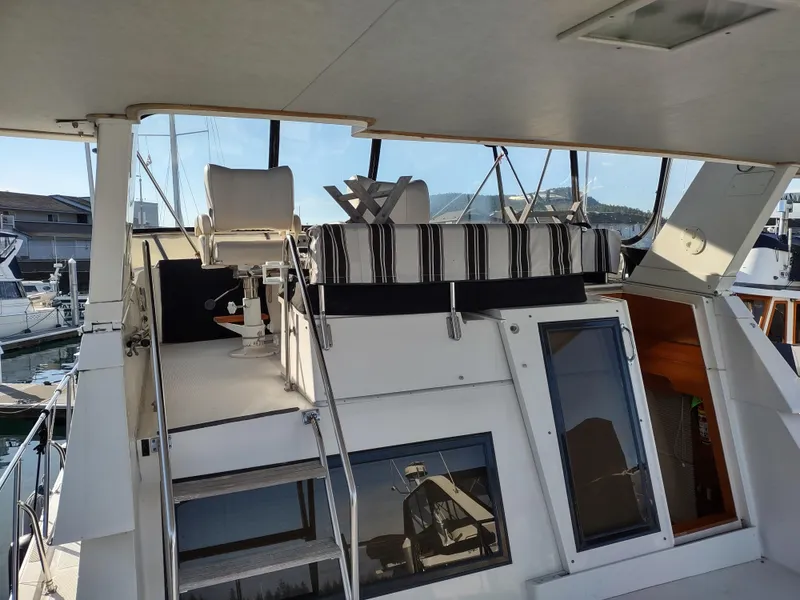 Slide: The Image of 1989 Ocean Alexander 440 CPMY yacht interior with upper deck seating. - 29