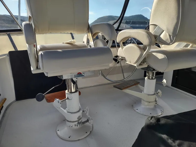 Slide: The Image of Captain's chairs on the 1989 Ocean Alexander 440 CPMY yacht bridge. - 39