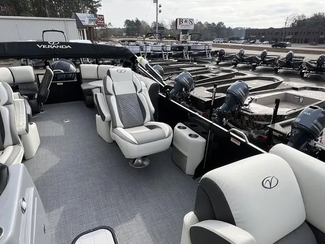 Slide: The Image of Veranda VR22RC Tri-Toon 2025 - 10