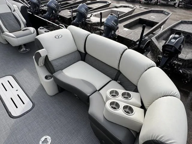 Slide: The Image of Veranda VR22RC Tri-Toon 2025 - 11