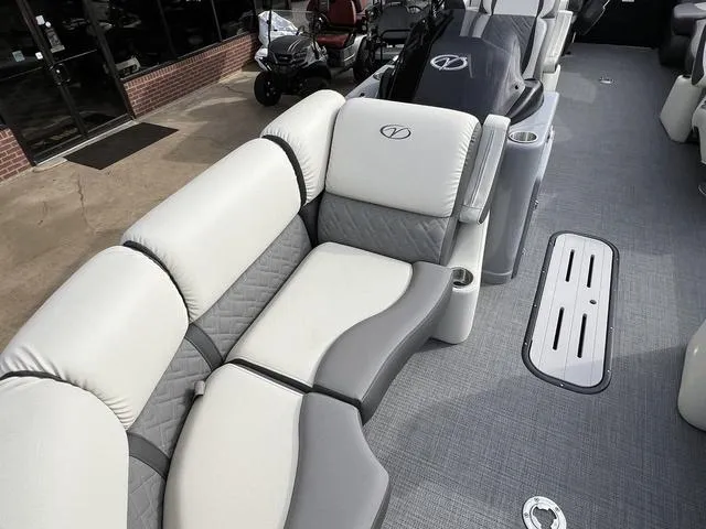 Slide: The Image of Veranda VR22RC Tri-Toon 2025 - 12