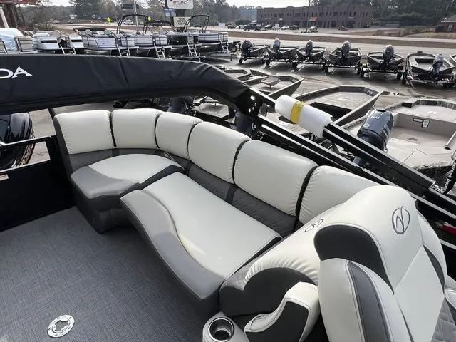 Slide: The Image of Veranda VR22RC Tri-Toon 2025 - 13