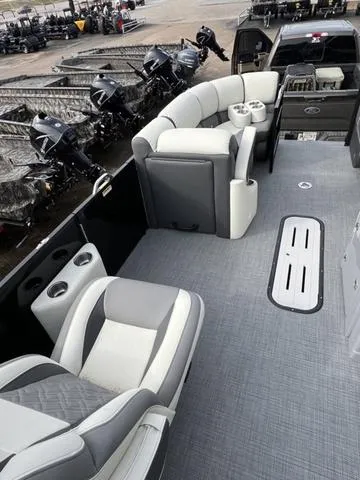 Slide: The Image of Veranda VR22RC Tri-Toon 2025 - 15