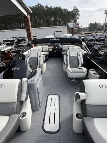 Slide: The Image of Veranda VR22RC Tri-Toon 2025 - 17