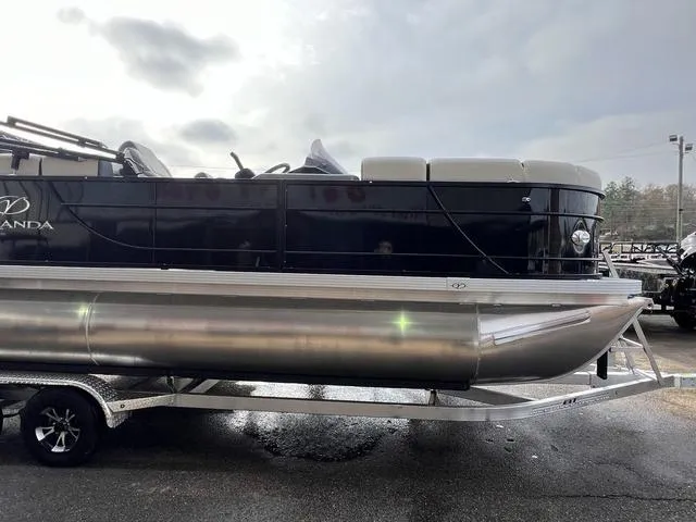 Slide: The Image of Veranda VR22RC Tri-Toon 2025 - 4