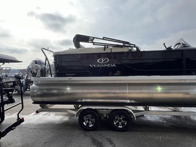 Slide: The Image of Veranda VR22RC Tri-Toon 2025 - 5