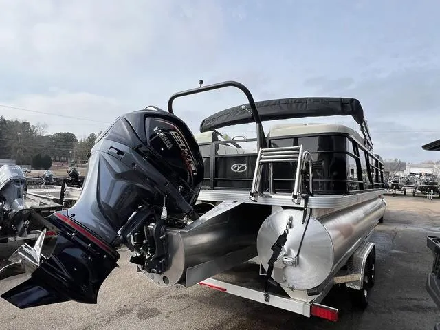 Slide: The Image of Veranda VR22RC Tri-Toon 2025 - 6