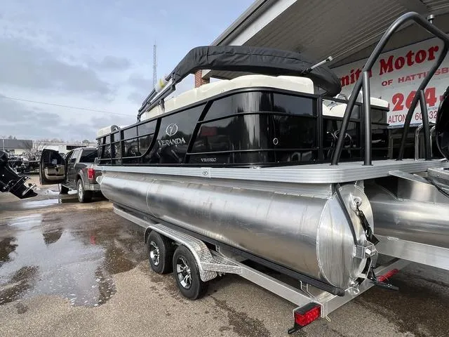 Slide: The Image of Veranda VR22RC Tri-Toon 2025 - 9