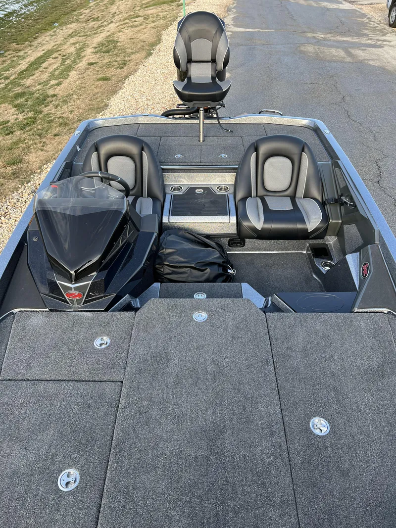 Slide: The Image of 2024 Ranger Z518 Ranger Cup Equipped fishing boat with dual seats and console. - 10