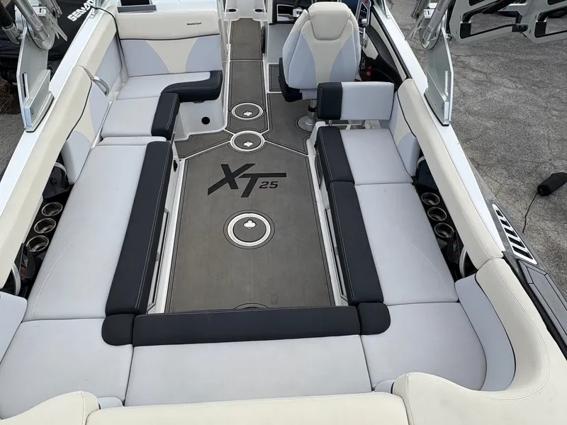 Slide: The Image of MasterCraft XT25 2019 - 10