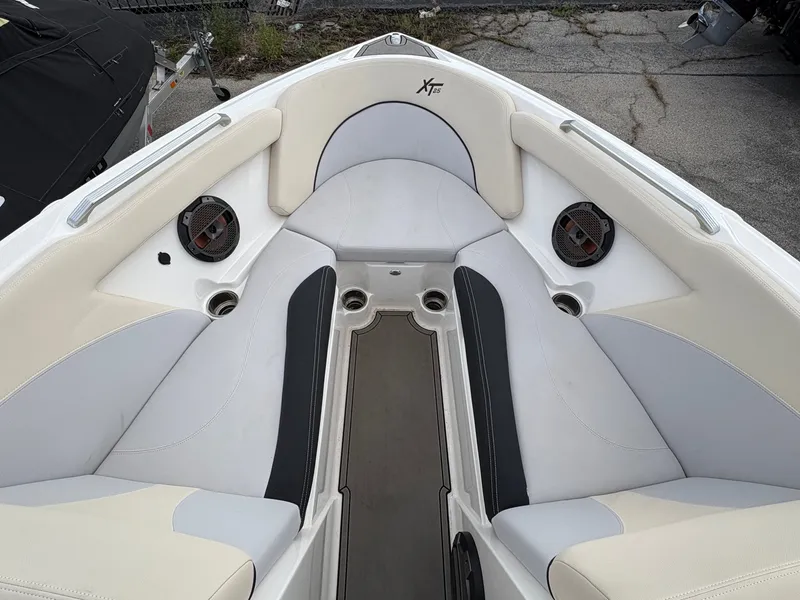 Slide: The Image of MasterCraft XT25 2019 - 11